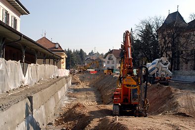 ein groes Loch am Bahnhof