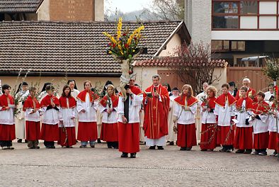 der Pfarrer mit vielen Ministranten