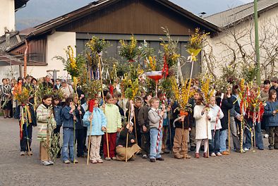 die Grundschler mit den Palmbuschen