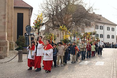 auf dem Dorfplatz