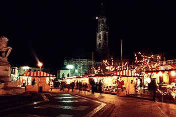 Christkindlmarkt mit Pfarrkirche