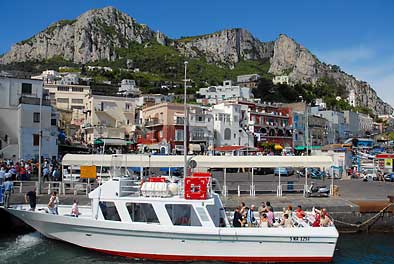 Ausflugsboot in der Marina Grande