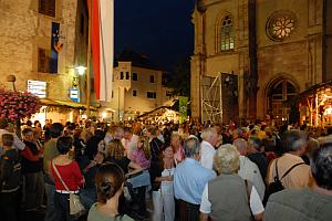 grosses Gedrnge vor der Kirche