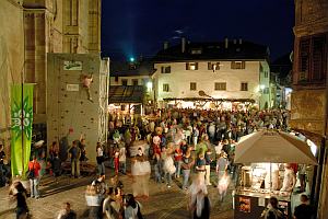 nachts auf dem Dorfplatz