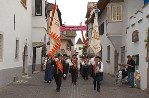 Einzug der Fahnen und der MK Trens