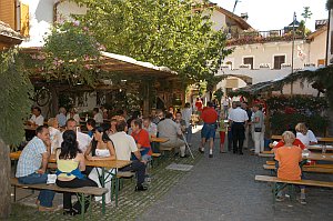 im Hof der Feuerwehr