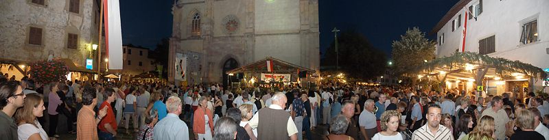 Nachts auf dem Dorfplatz