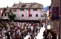 auf dem Dorfplatz