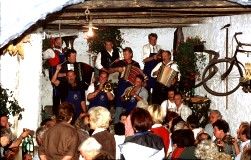 ausgelassene Stimmung bei der Kapelle Frchterlich