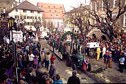 der Umzug vor dem Rathaus