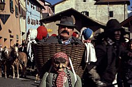 das Weibele mit Mann und Kindern im Korb