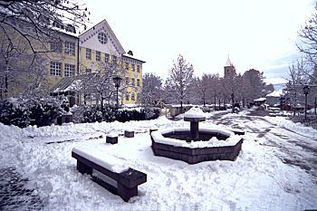 Vor der Grundschule in St. Michael