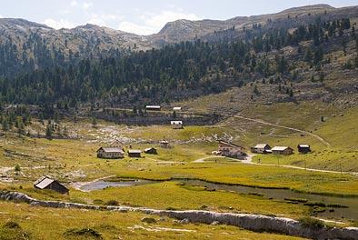 die Kleine Fanesalm mit der Lavarello-Htte