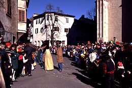 grosses Gedrnge am Dorfplatz