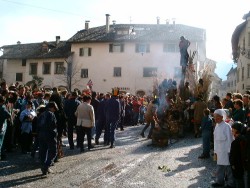 reges Treiben am Dorfplatz