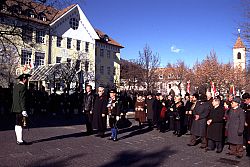 Versammlung vor der Kirche