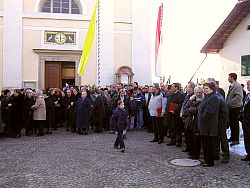 vor der Kirche