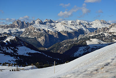 Blick zur Puez- und Geilergruppe