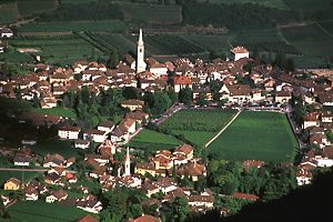 Kaltern Markt von der Mendestrae gesehen