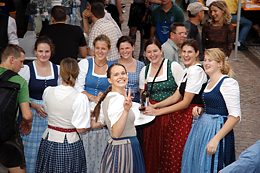 gut gelaunte Dirndl 