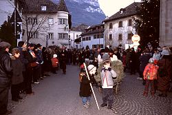 Einzug auf dem Dorfplatz