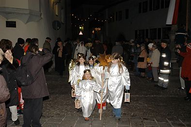 die Engelein auf dem Dorfplatz