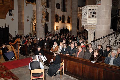 die gut gefllte Kirche