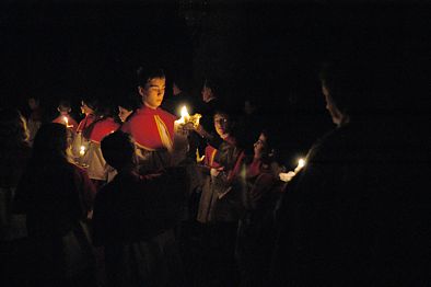 Entznden der Osterkerze