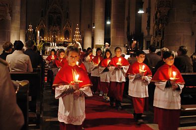 die Ministranten verteilen das Osterfeuer