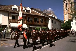 im Gleichschritt zum Festplatz