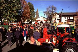 Landwirtschaftliche Maschinen gibt`s am Parkplatz