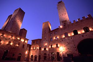 San Gimignano: Piazza del Duomo mit Palazzo del Podest (rechts)