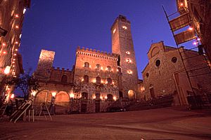 Piazza del Duomo mit Palazzo del Popolo und dem Dom