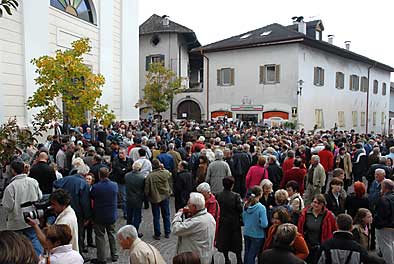 auf dem Girlaner Kirchplatz