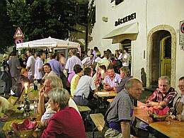 auf dem Kirchplatz in St. Pauls