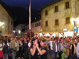 Nachts auf dem Dorfplatz 1