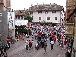 Blick auf den Dorfplatz