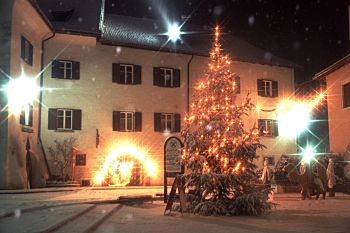 Der Christbaum vor dem Widum