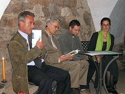 Koordinator Werner Schmid mit den Autoren