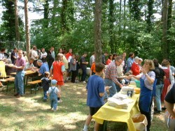 groer Andrang beim Grillstand