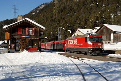 in Surava: alter Bahnhof - neuer Zug 