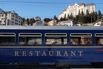 Luxushotels und Eisenbahnluxus in St. Moritz