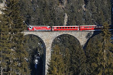 der Glacier Express auf dem Landwasser-Viadukt