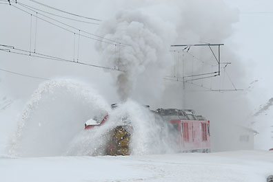 Schneeschleuder in Aktion