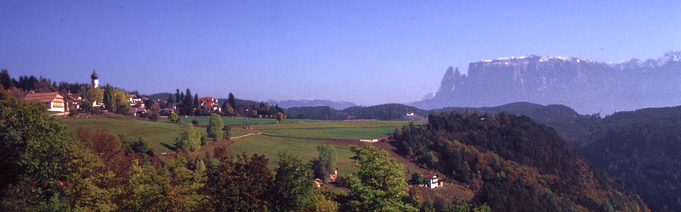 Oberbozen auf dem Ritten - im Hintergrund der Schlern Oberbozen auf dem Ritten - im Hintergrund der Schlern