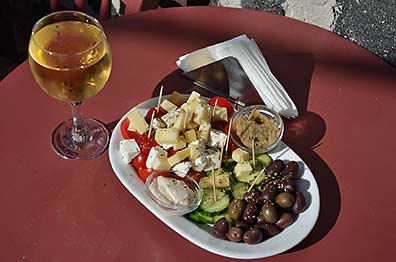 griechischer Snack mit Wein