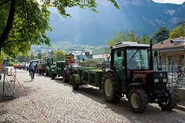 die Traktorschlange vor der Kellerei St. Michael