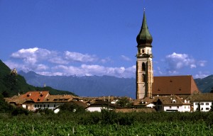 die Kirche berragt das Dorf