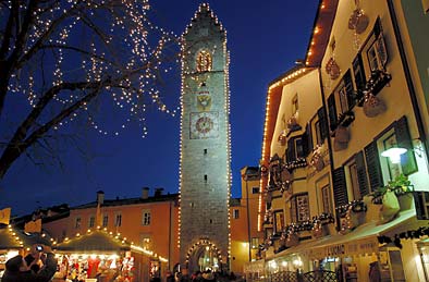 der beleuchtete Zwlferturm