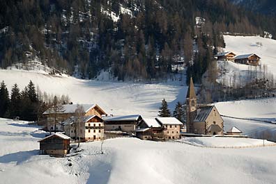 Husergruppe mit Kirche